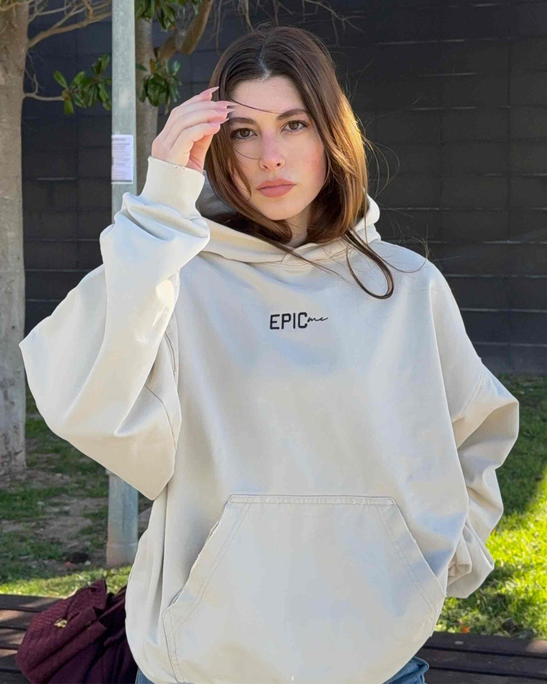 Detalle de tela y costuras de sudadera de buena calidad