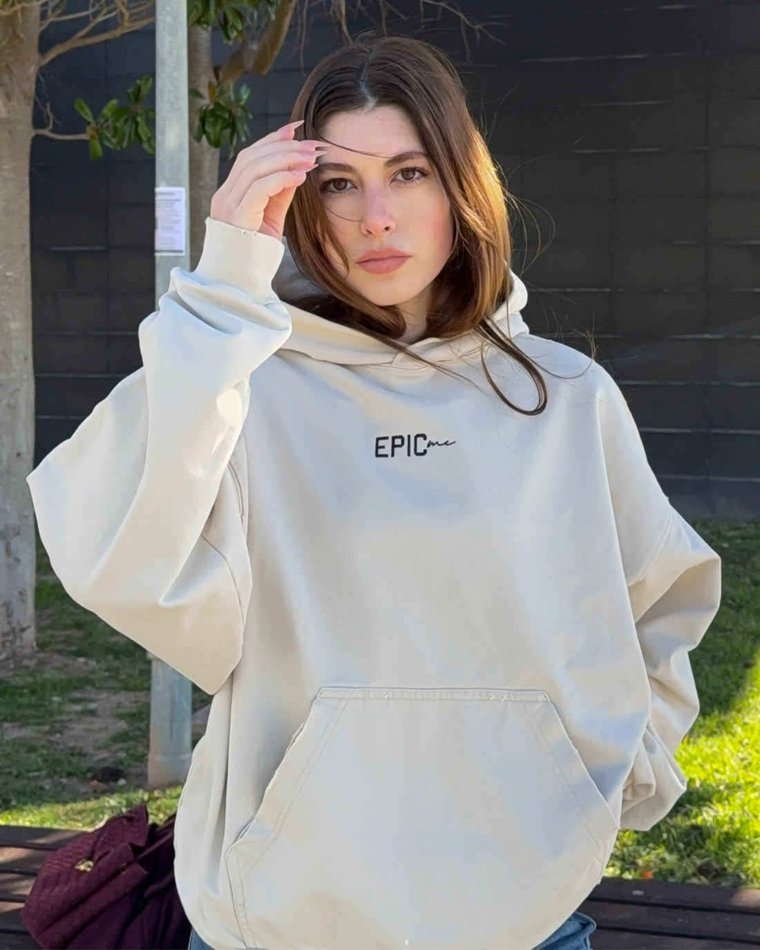 Cómo saber si una sudadera es de buena calidad: sudadera premium Epic Me crema con capucha y acabados de alta calidad