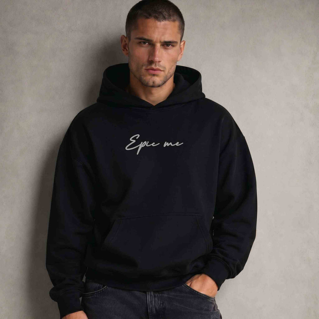 Hombre con sudadera boxy negra EPIC ME de corte recto y hombros estructurados