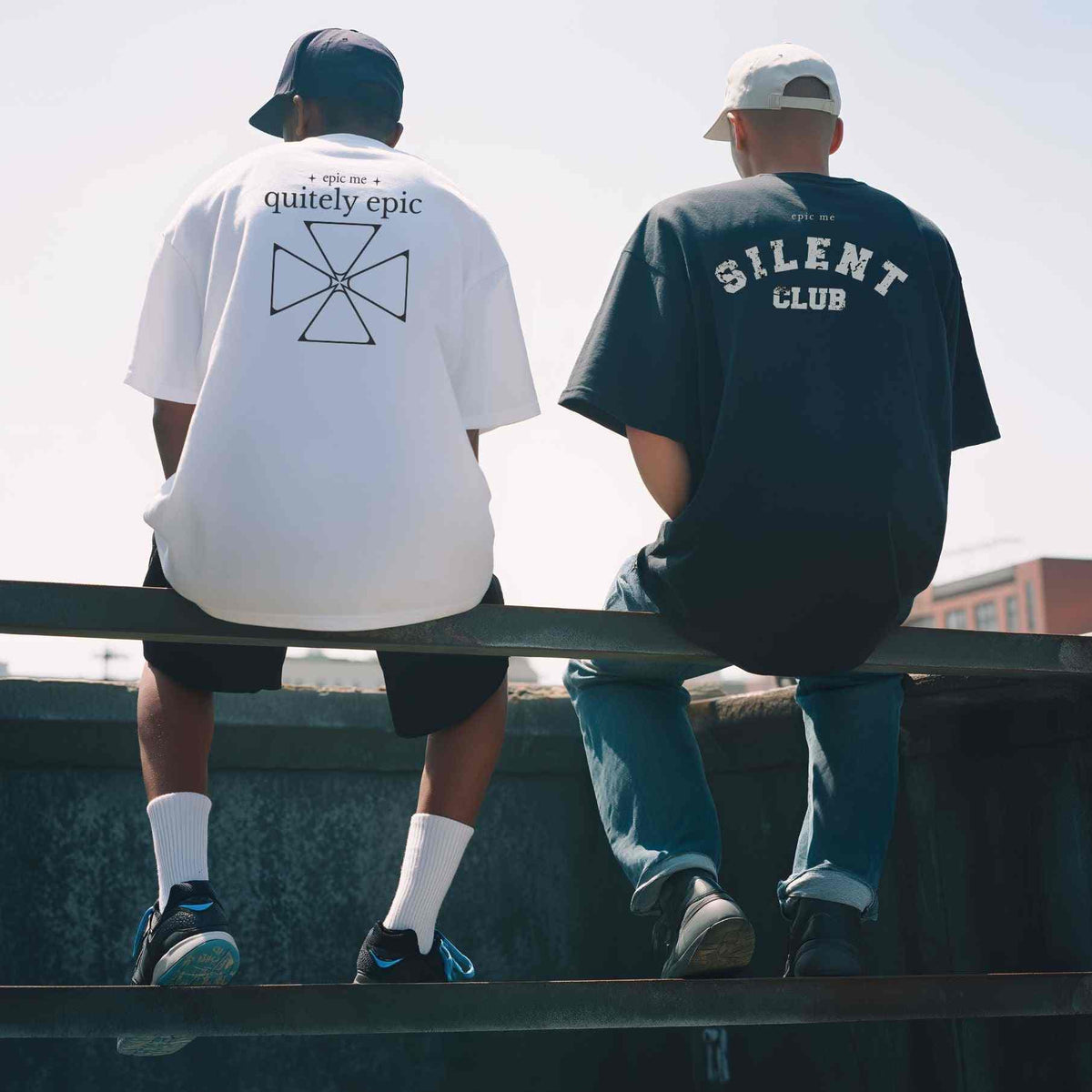Modelos vistiendo ropa streetwear de Epic Me