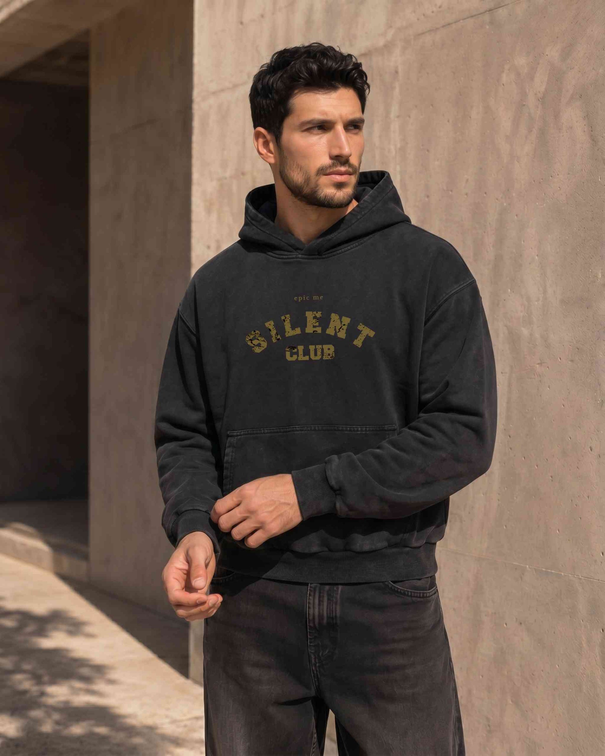 Sudadera boxy negra hombre con capucha y estampado vintage Silent Club en dorado envejecido