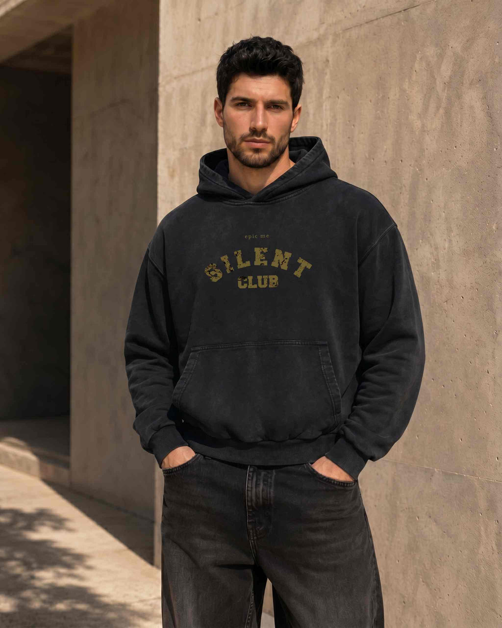 Hombre con sudadera boxy negra de algodón 100% felpa francesa con capucha y estampado vintage dorado Silent Club