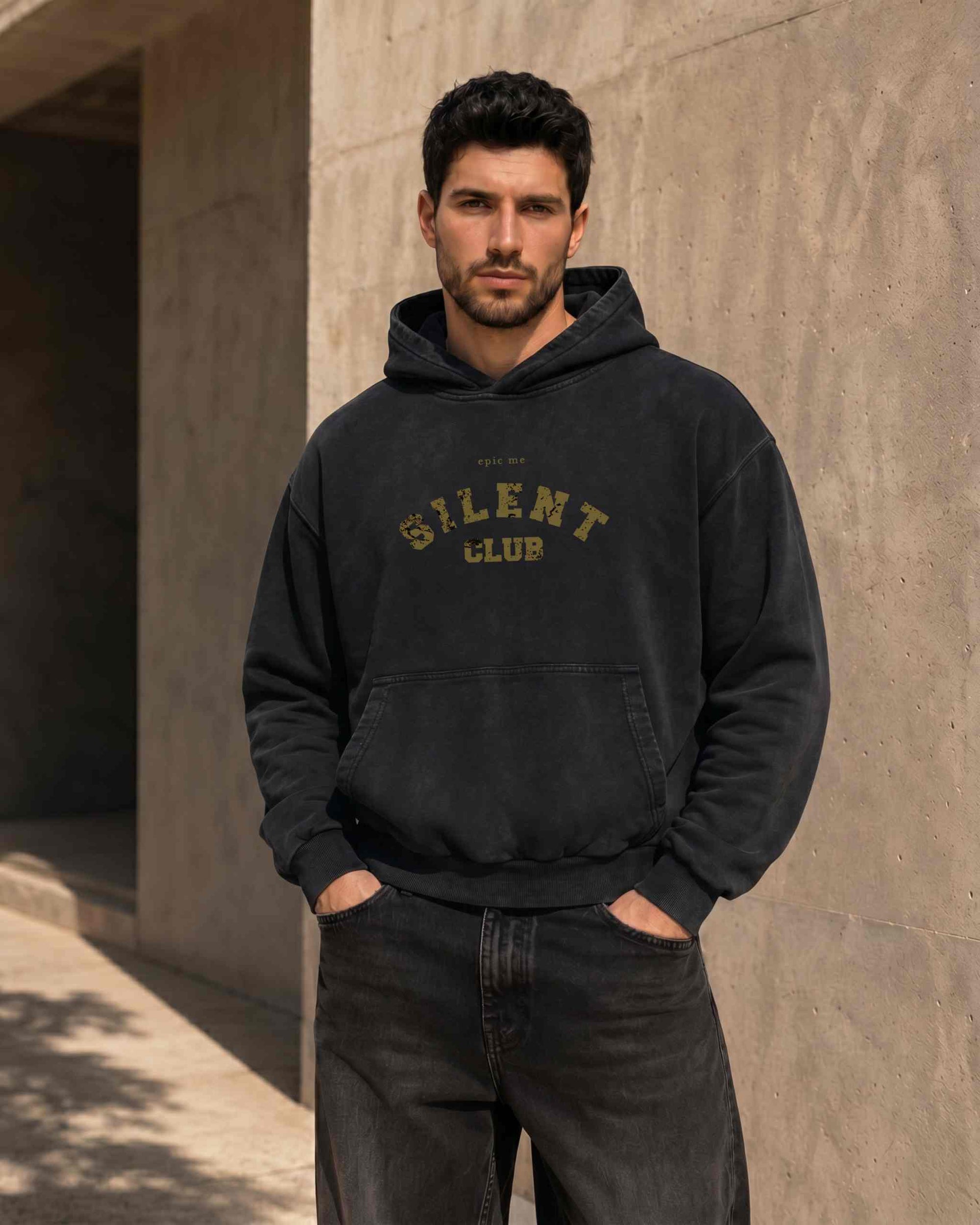 Hombre con sudadera boxy negra de algodón 100% felpa francesa con capucha y estampado vintage dorado Silent Club