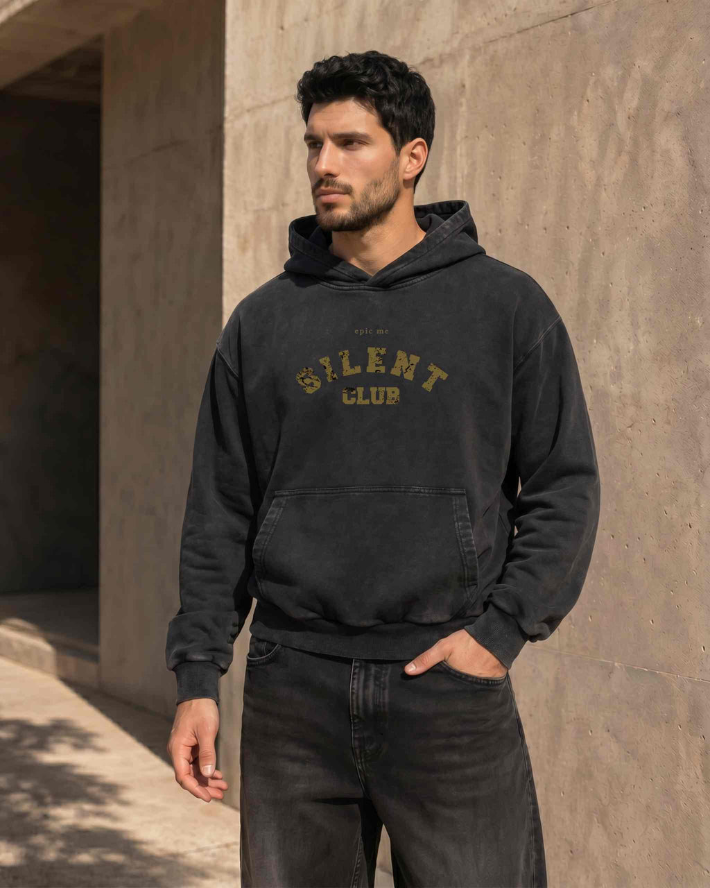 Sudadera boxy negra hombre con capucha y estampado vintage dorado desgastado