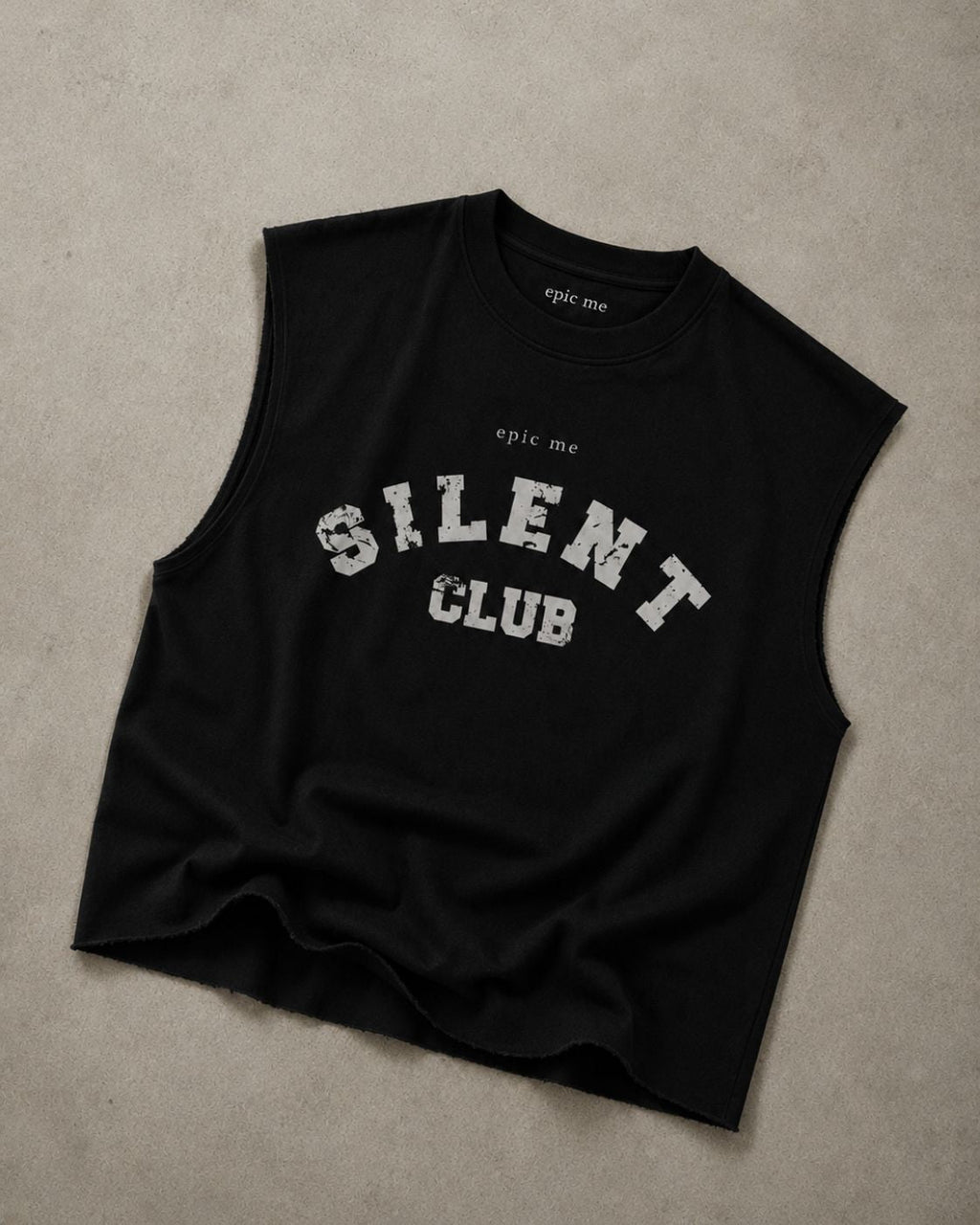 Camiseta sin mangas negra de algodón con cuello redondo y corte cuadrado, sin rematar.