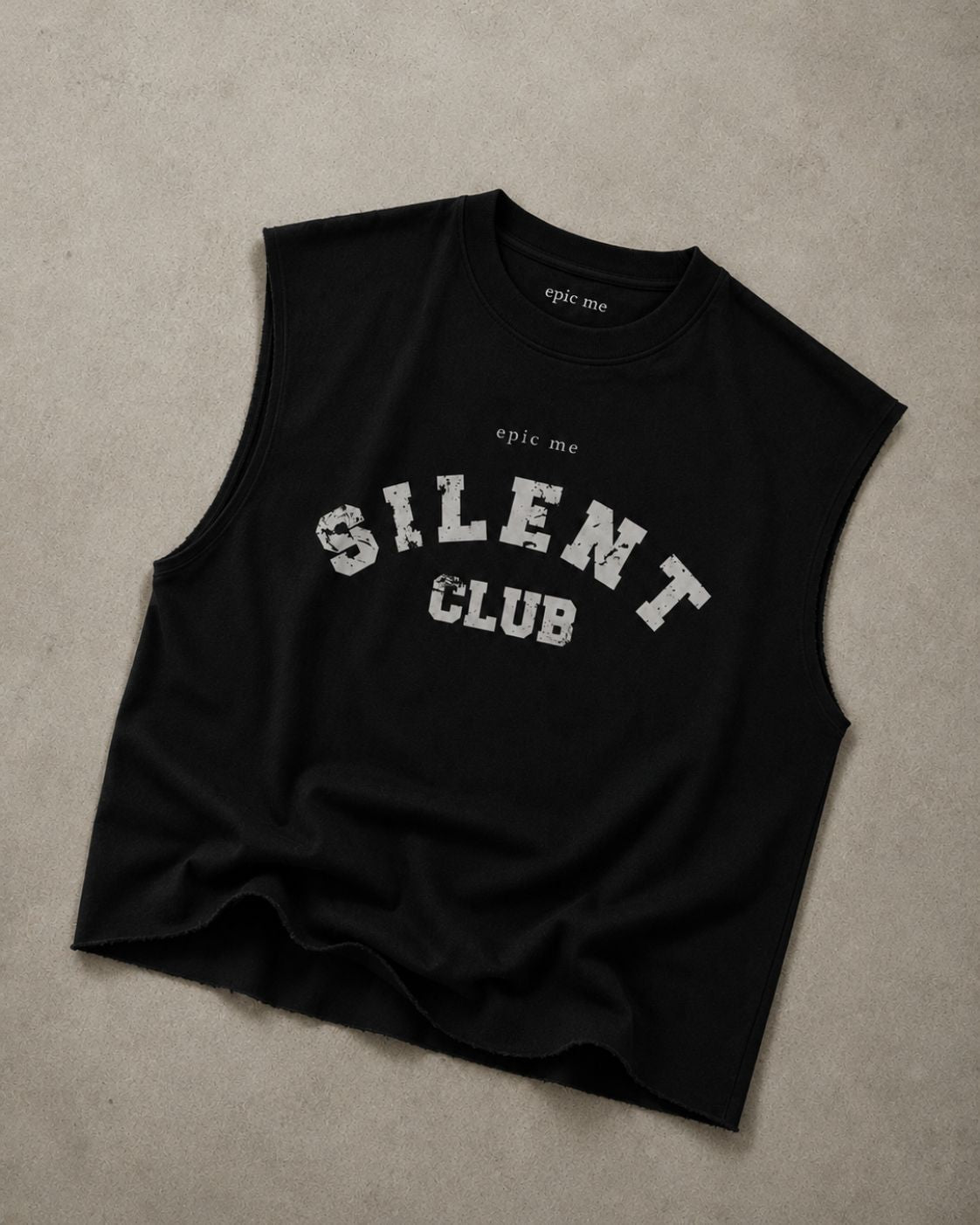 Camiseta sin mangas negra de algodón con cuello redondo y corte cuadrado, sin rematar.