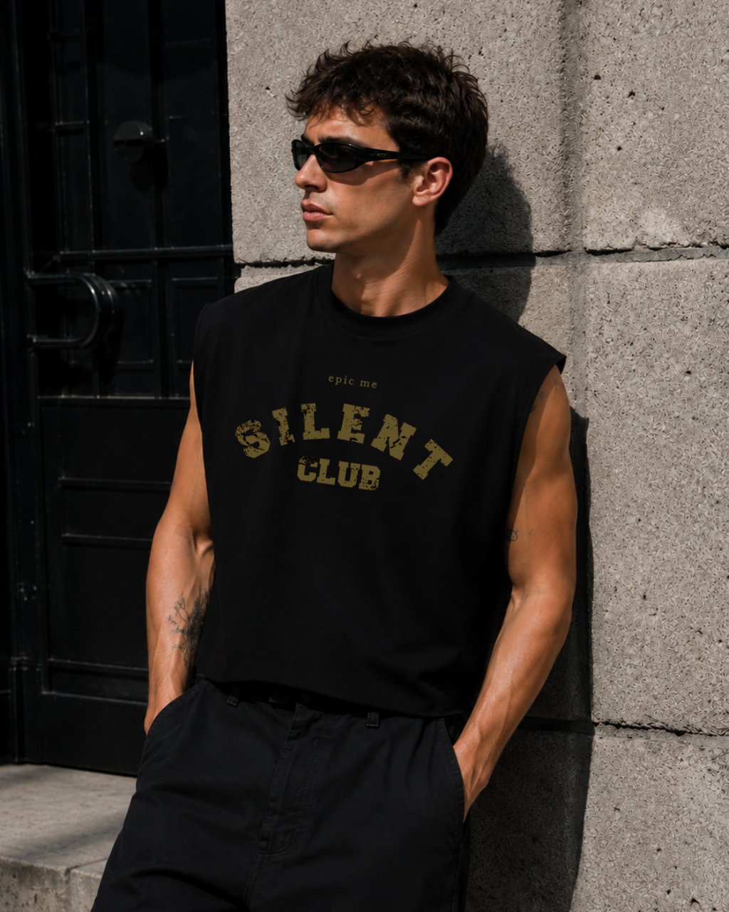 Camiseta sin mangas negra de algodón 100% con diseño minimalista y corte amplio Silent Club Gold