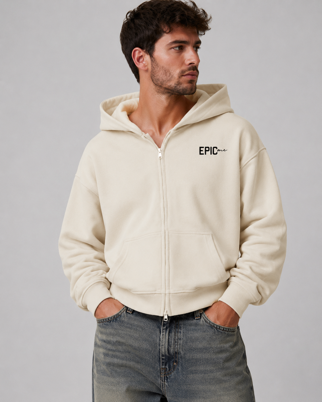 Sudadera con cremallera hombre en algodón premium crudo con capucha y estampado Think Different en la espalda.