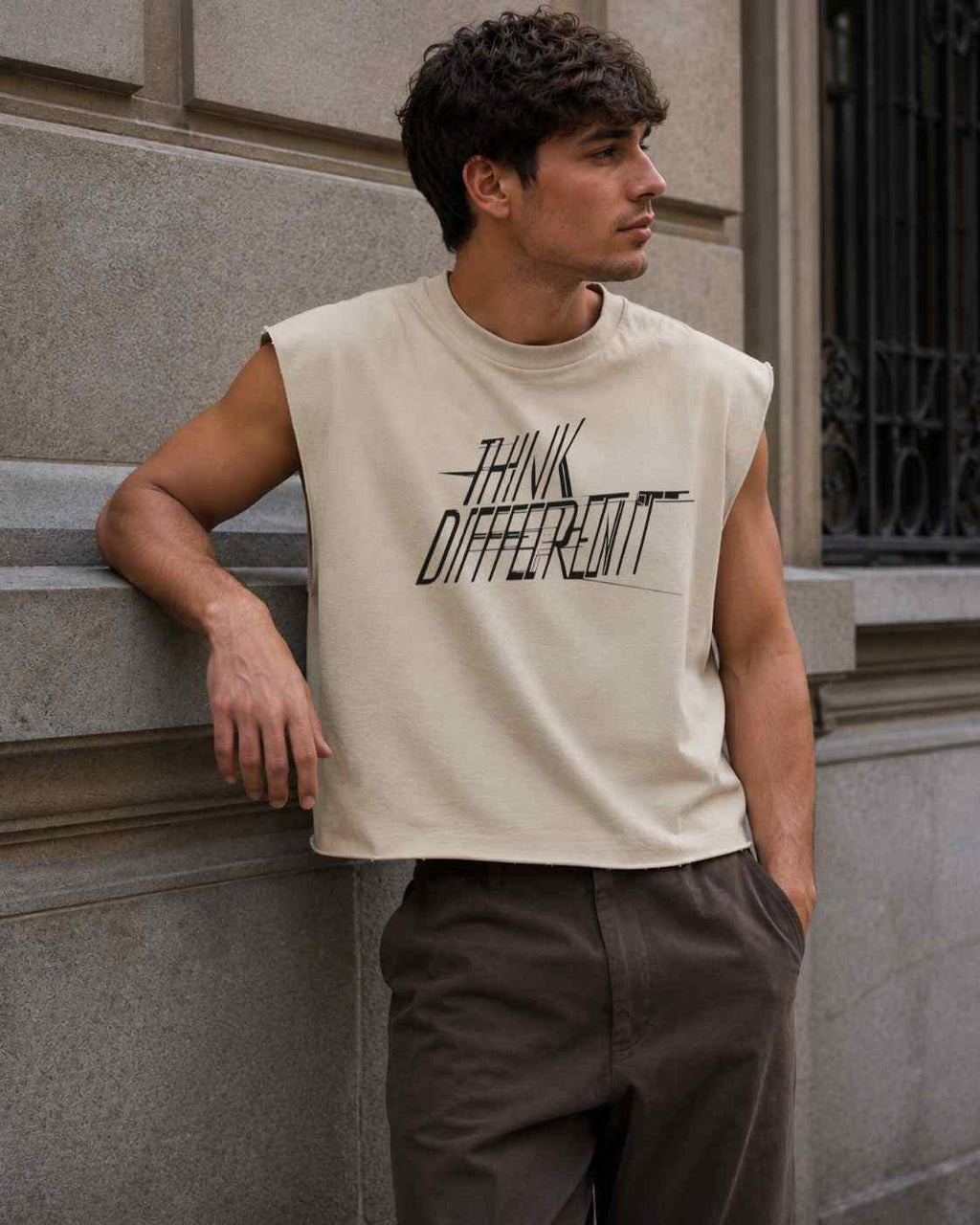 Camiseta sin mangas algodón beige Think Different con corte boxy fit y diseño minimalista