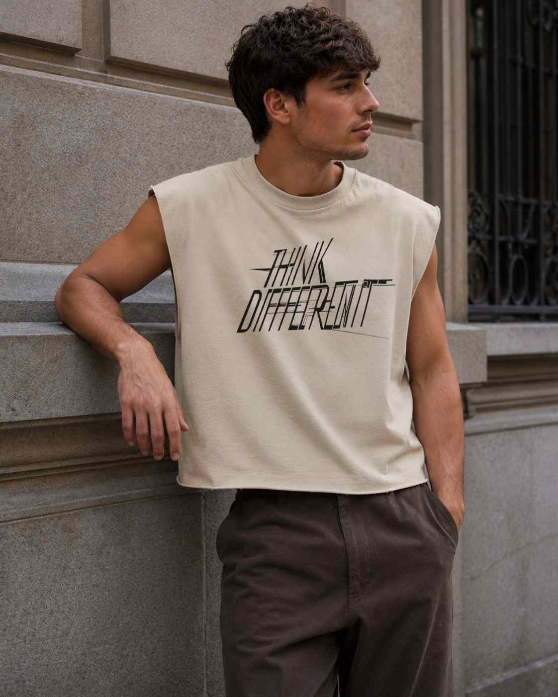 Camiseta sin mangas algodón beige Think Different con corte boxy fit y diseño minimalista