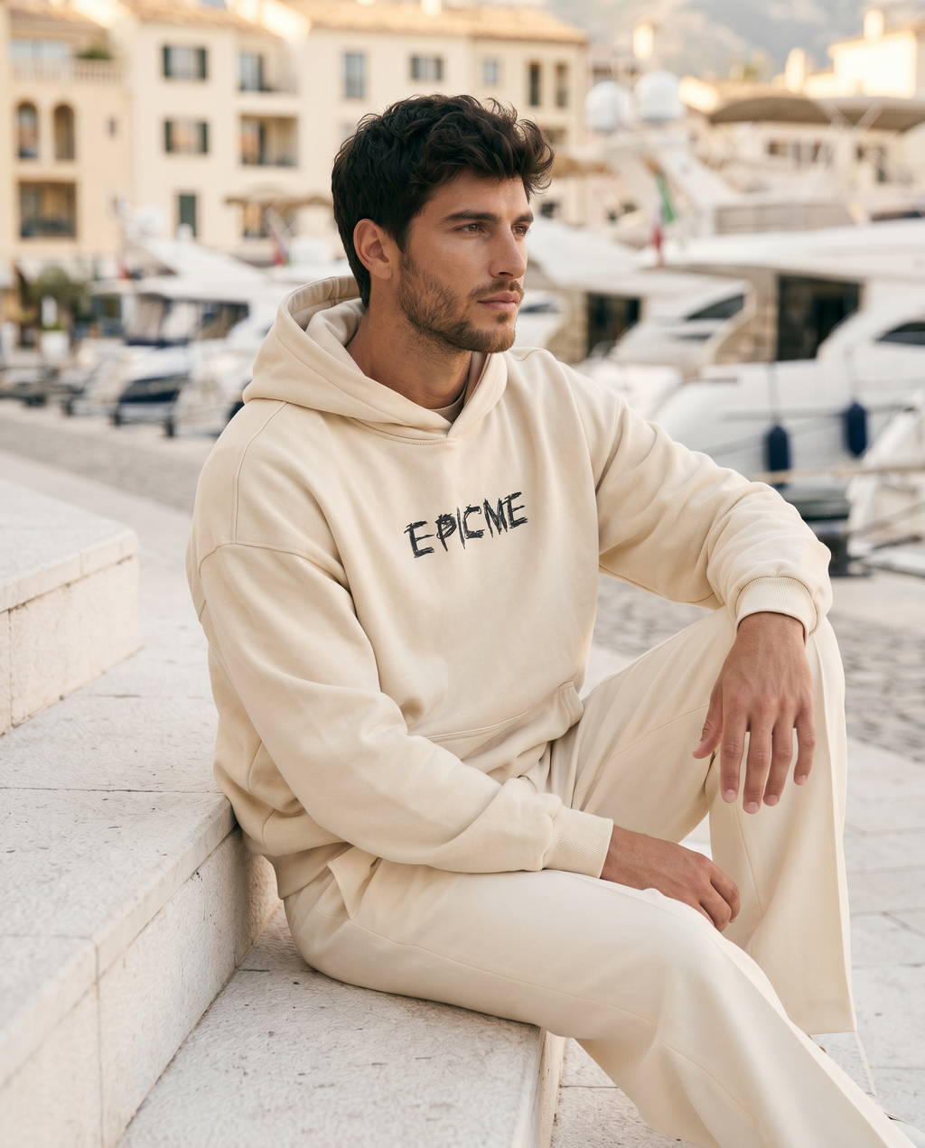 Sudadera con capucha EPICME crudo cropped oversize de algodón premium con logo grafiti y corte hombro caído.