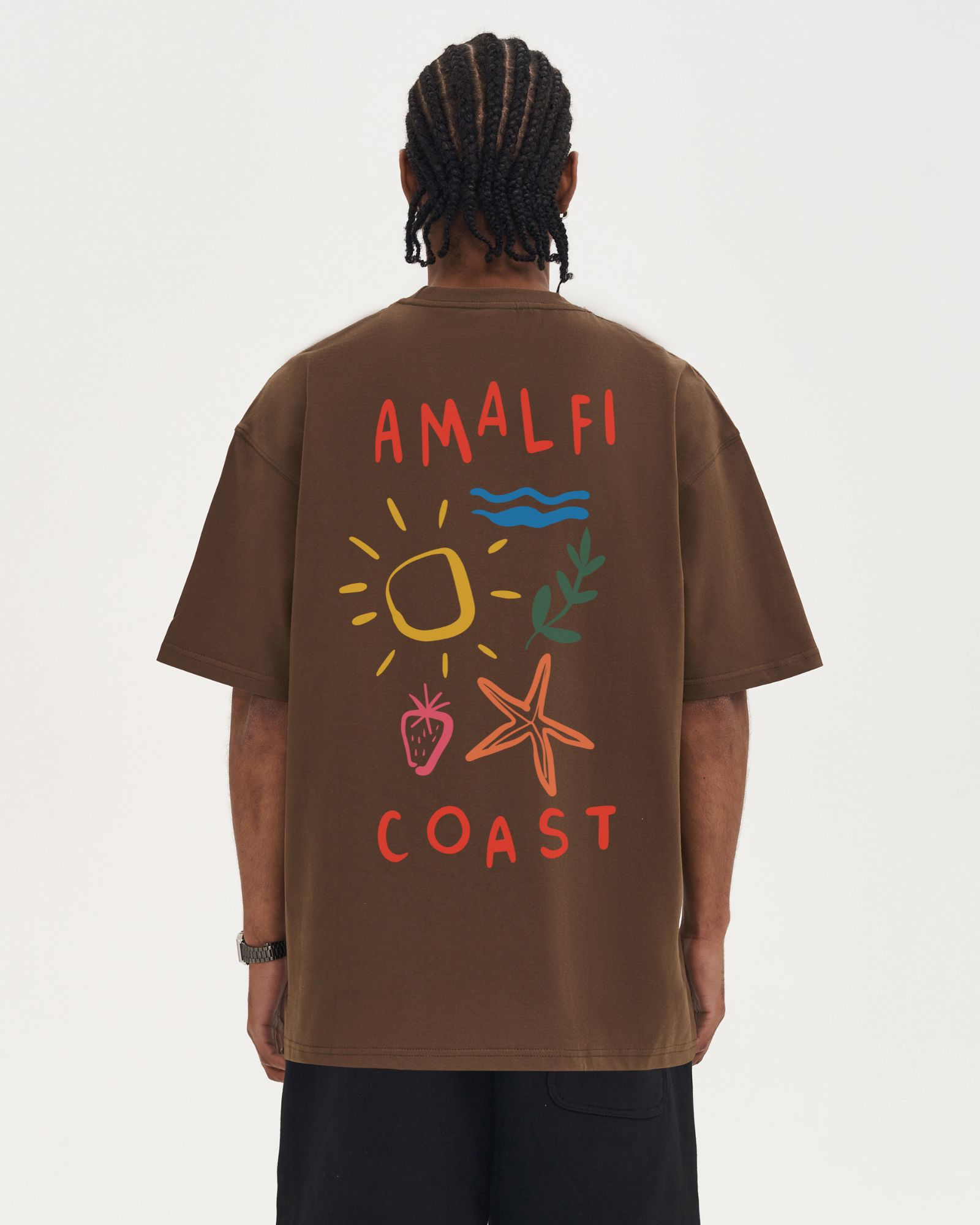 modelo camiseta boxy fit amalfi coast epic me marron espalda