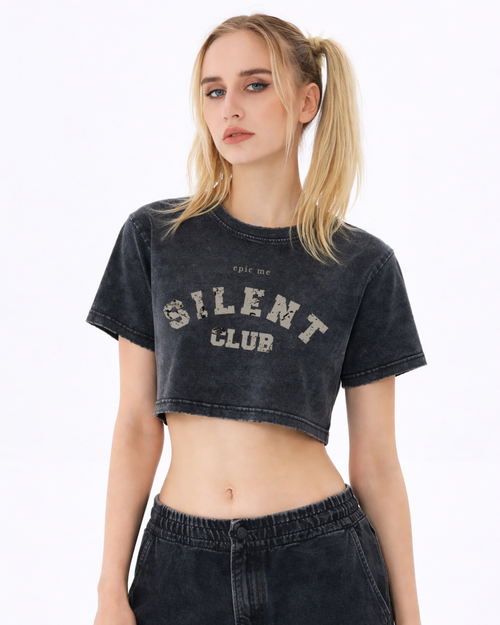 Camiseta Crop Silent Club algodón con efecto lavado y gráfico frontal estilo urbano