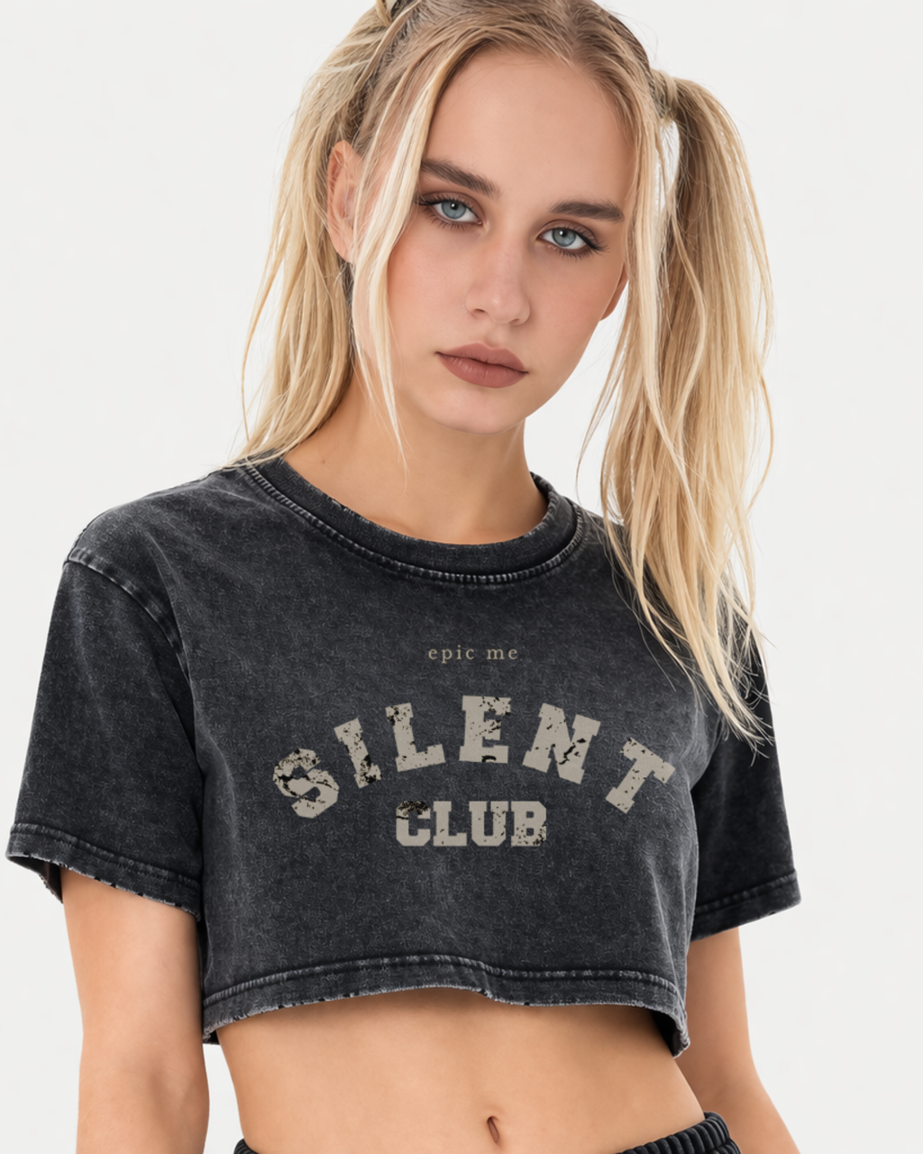 Camiseta crop de algodón con efecto lavado y gráfico Silent Club frontal estilo urbano