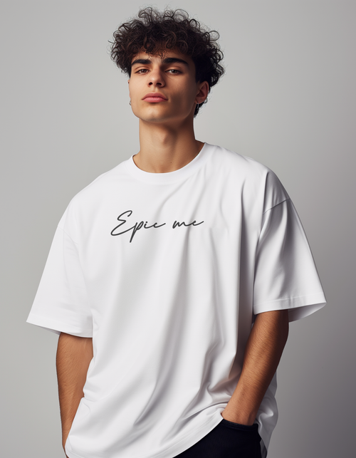 Modelo vistiendo camiseta blanca con corte cuadrado y bordado Epic Me