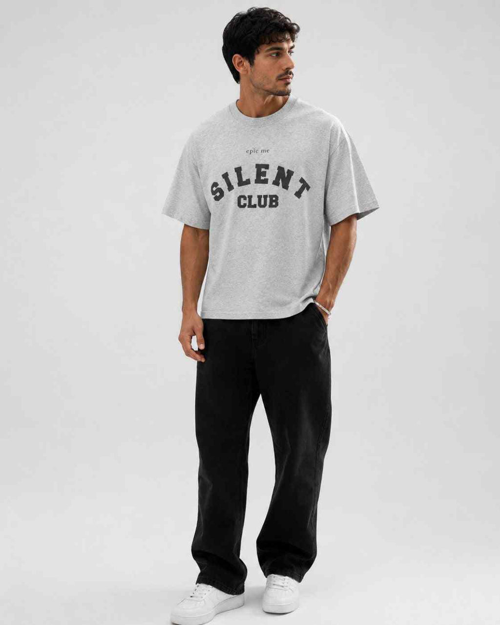 Hombre con camiseta gris boxy fit Silent Club Epic Me fondo blanco