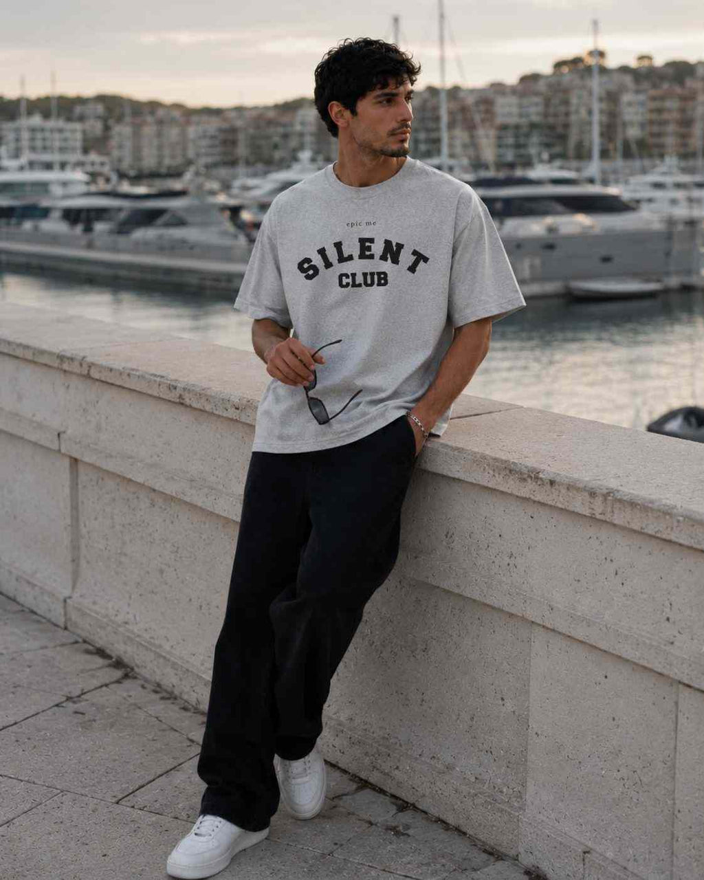 Hombre con camiseta gris streetwear boxy fit Epic Me Silent Club en exterior