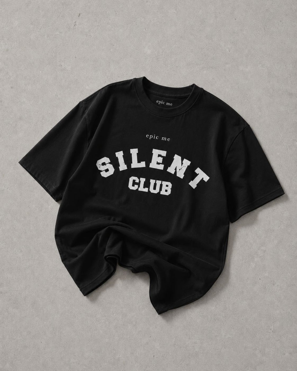 Camiseta Silent Club negra de algodón premium sobre fondo gris