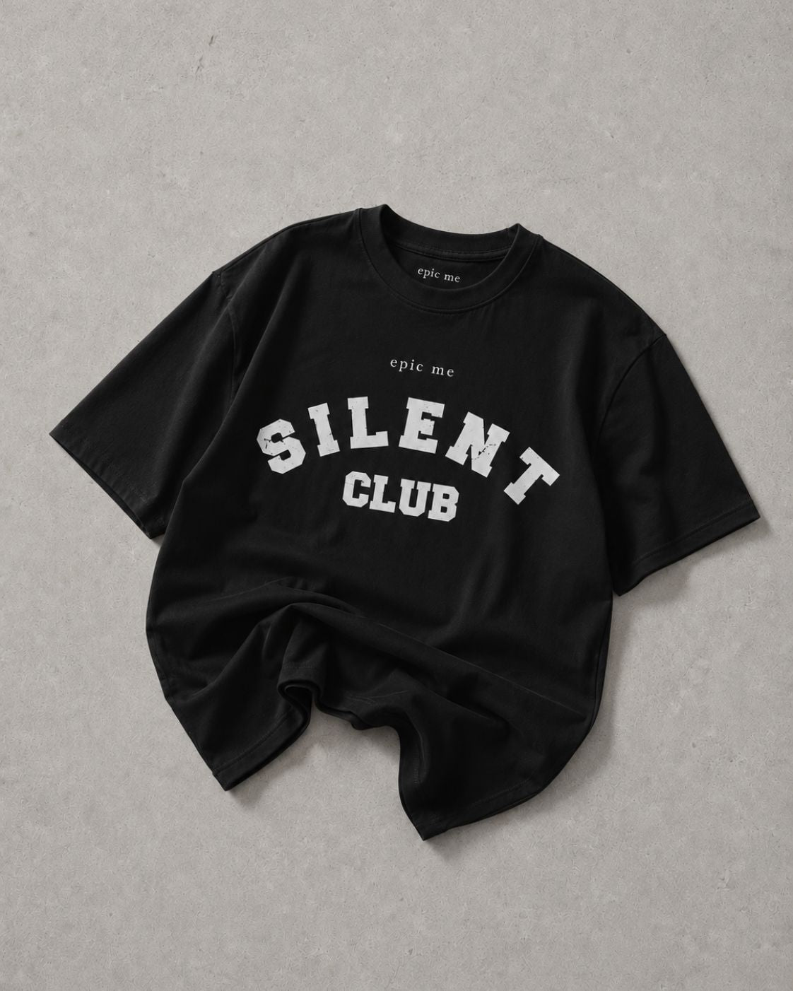 Camiseta Silent Club negra de algodón premium sobre fondo gris