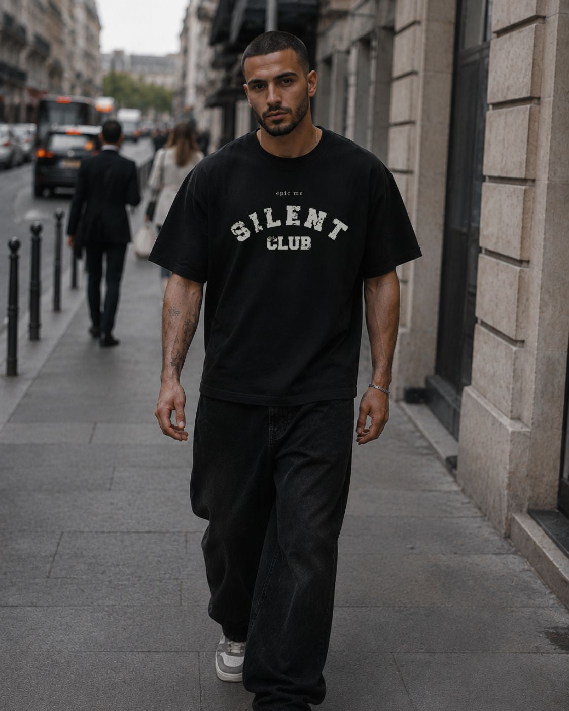 Camiseta negra minimalista para hombre con corte cuadrado y caída relajada