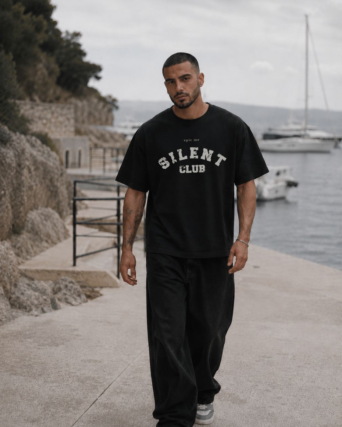 Hombre llevando camiseta negra Silent Club estilo streetwear minimal