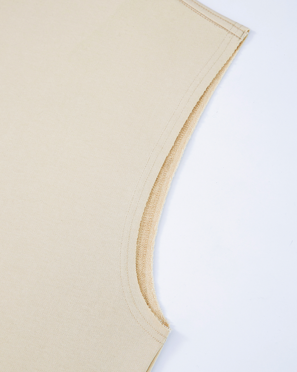 detalle sisa caída camiseta sin mangas beige