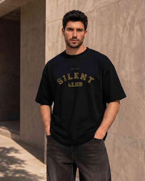 Camiseta streetwear boxy fit negro Silent Club dorado modelo Epic me frontal