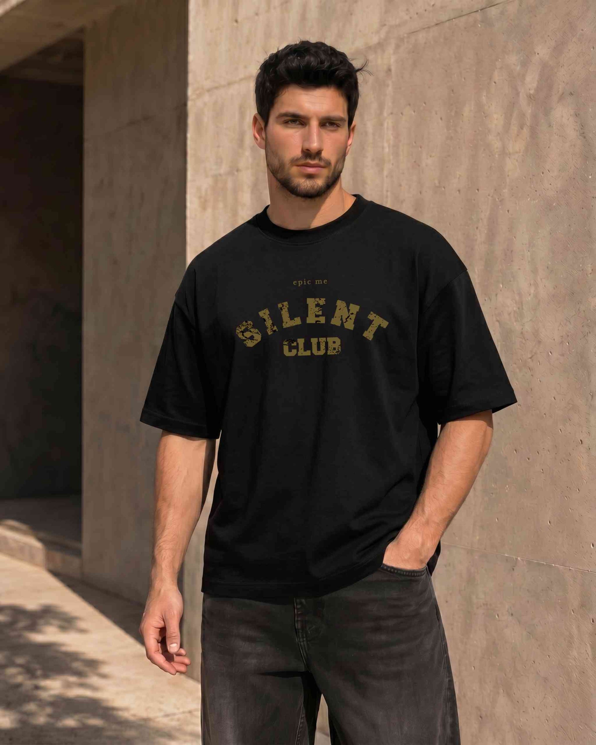 amiseta streetwear boxy fit negro Silent Club modelo frontal Epic me