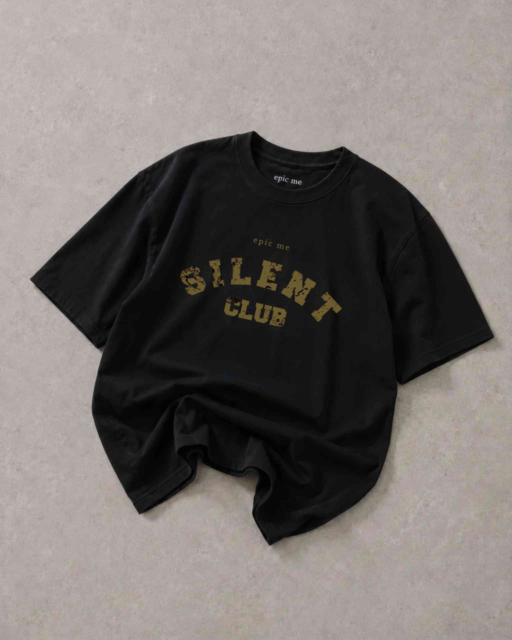 Camiseta streetwear boxy fit negro Silent Club collegiate Epic me plano superficie