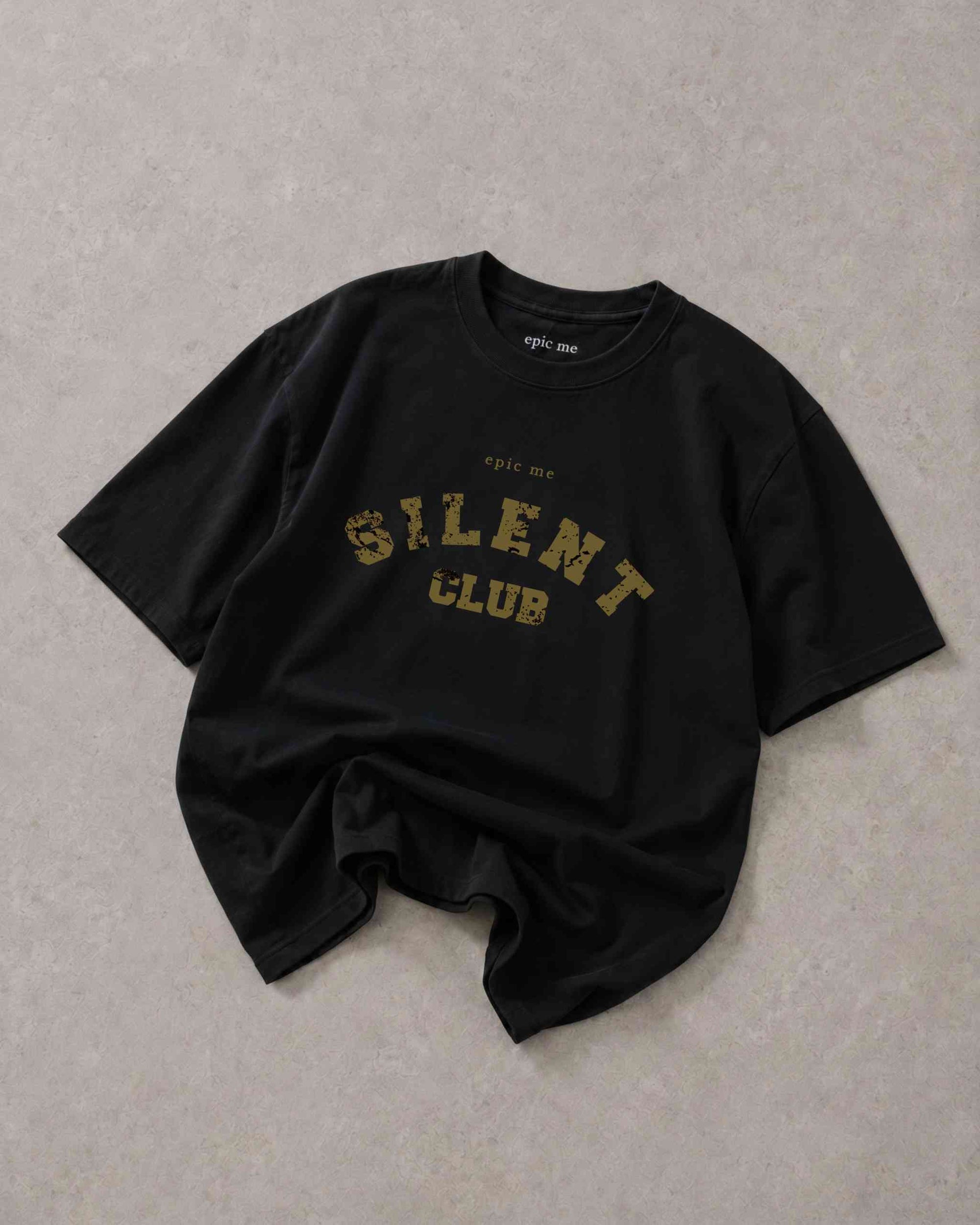 Camiseta streetwear boxy fit negro Silent Club collegiate Epic me plano superficie