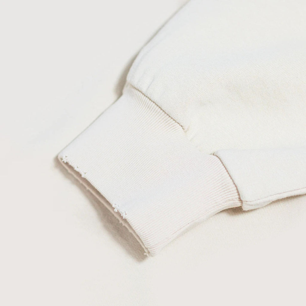 Detalle del puño con acabado desgastado en sudadera oversize vintage Always Cherishing beige EPIC ME