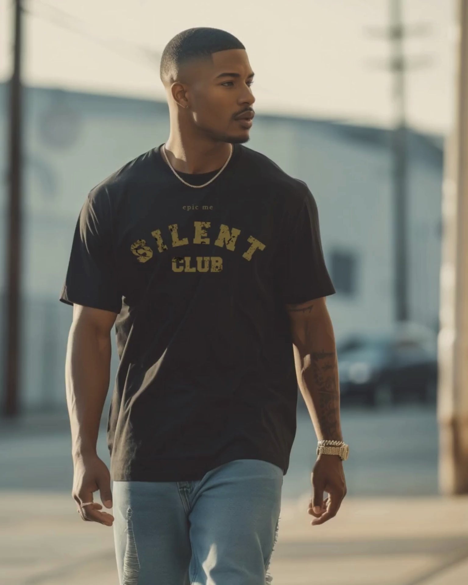 Video de camiseta holgada Silent Club negra con estampado dorado vintage