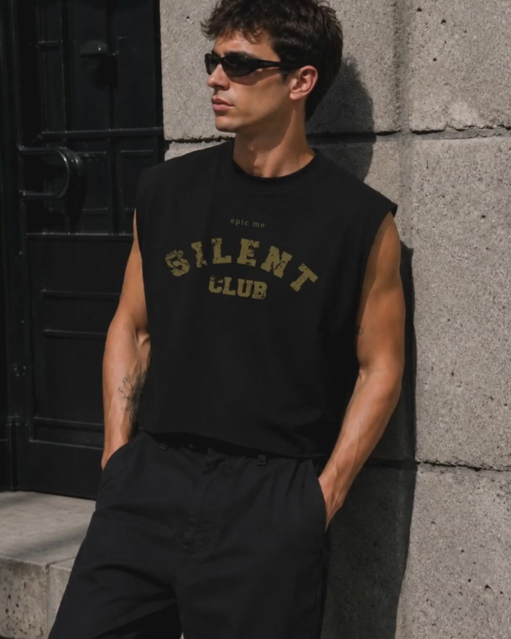 Camiseta sin mangas negra Silent Club Gold