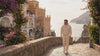 Hombre paseando por la Costa Amalfitana con un chándal beige de streetwear premium Epic Me, con el texto Moda urbana para quienes no se visten para encajar