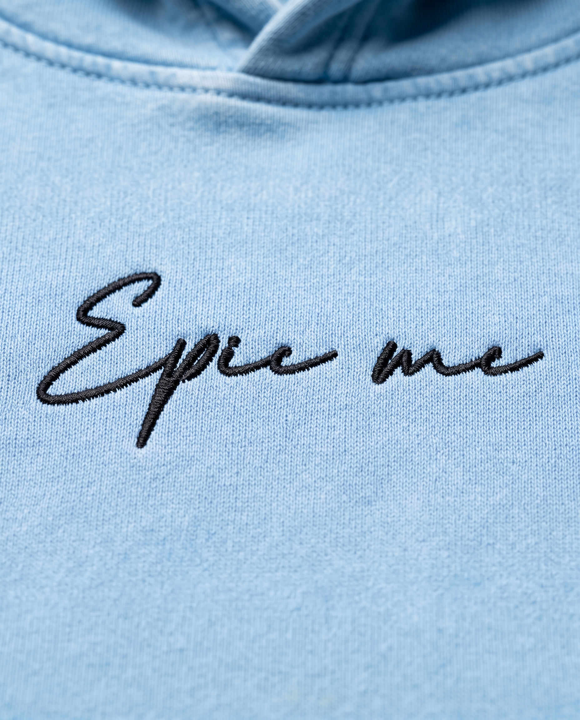 Detalle bordado Epic me sudadera capucha boxy fit efecto lavado azul cielo