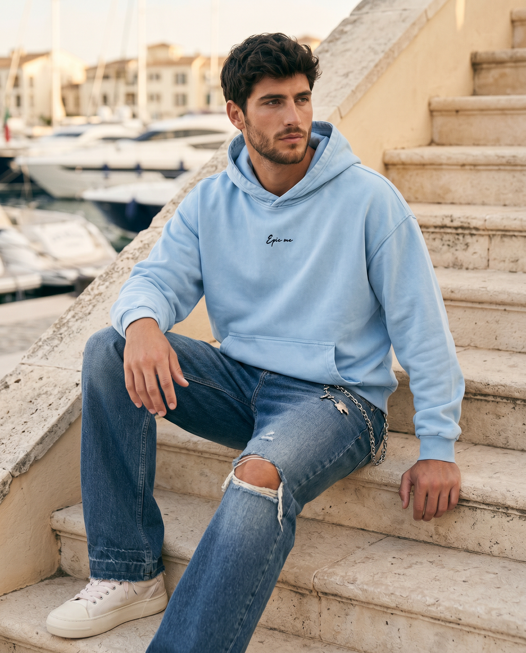 Sudadera con capucha boxy fit efecto lavado azul cielo modelo sentado Epic me