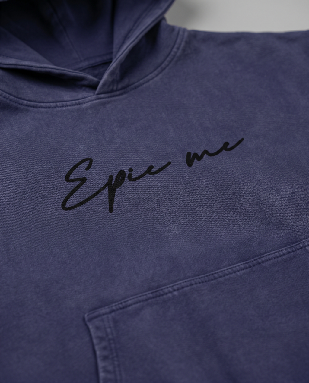 Detalle logo manuscrito Epic me sudadera capucha boxy fit efecto lavado azul marino