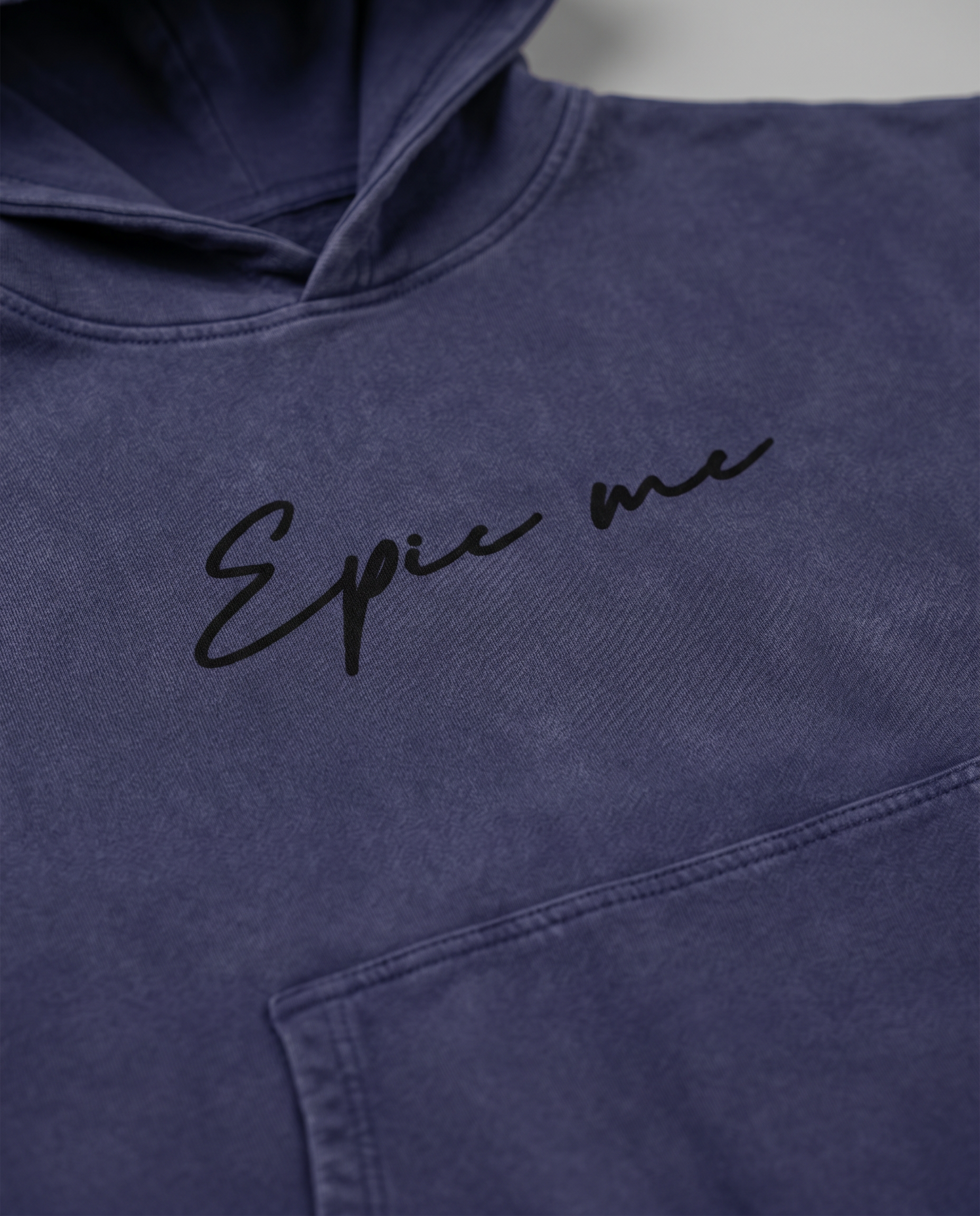 Detalle logo manuscrito Epic me sudadera capucha boxy fit efecto lavado azul marino