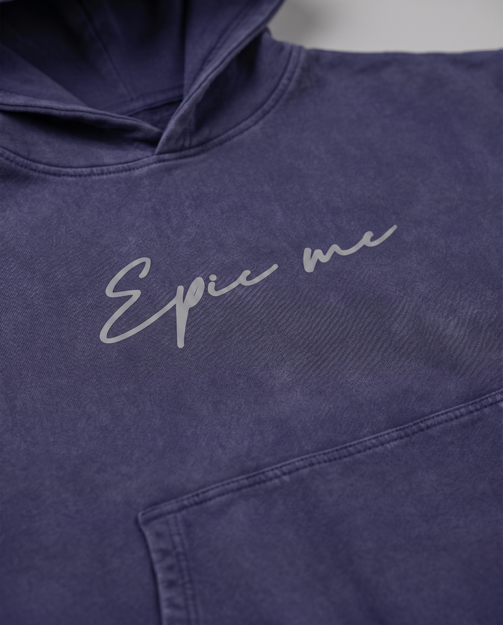 Detalle logo manuscrito Epic me sudadera capucha boxy fit efecto lavado azul marino