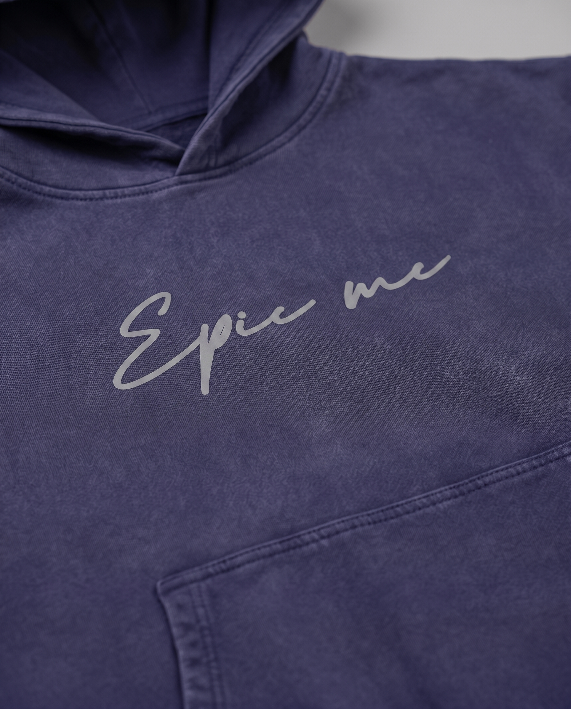 Detalle logo manuscrito Epic me sudadera capucha boxy fit efecto lavado azul marino