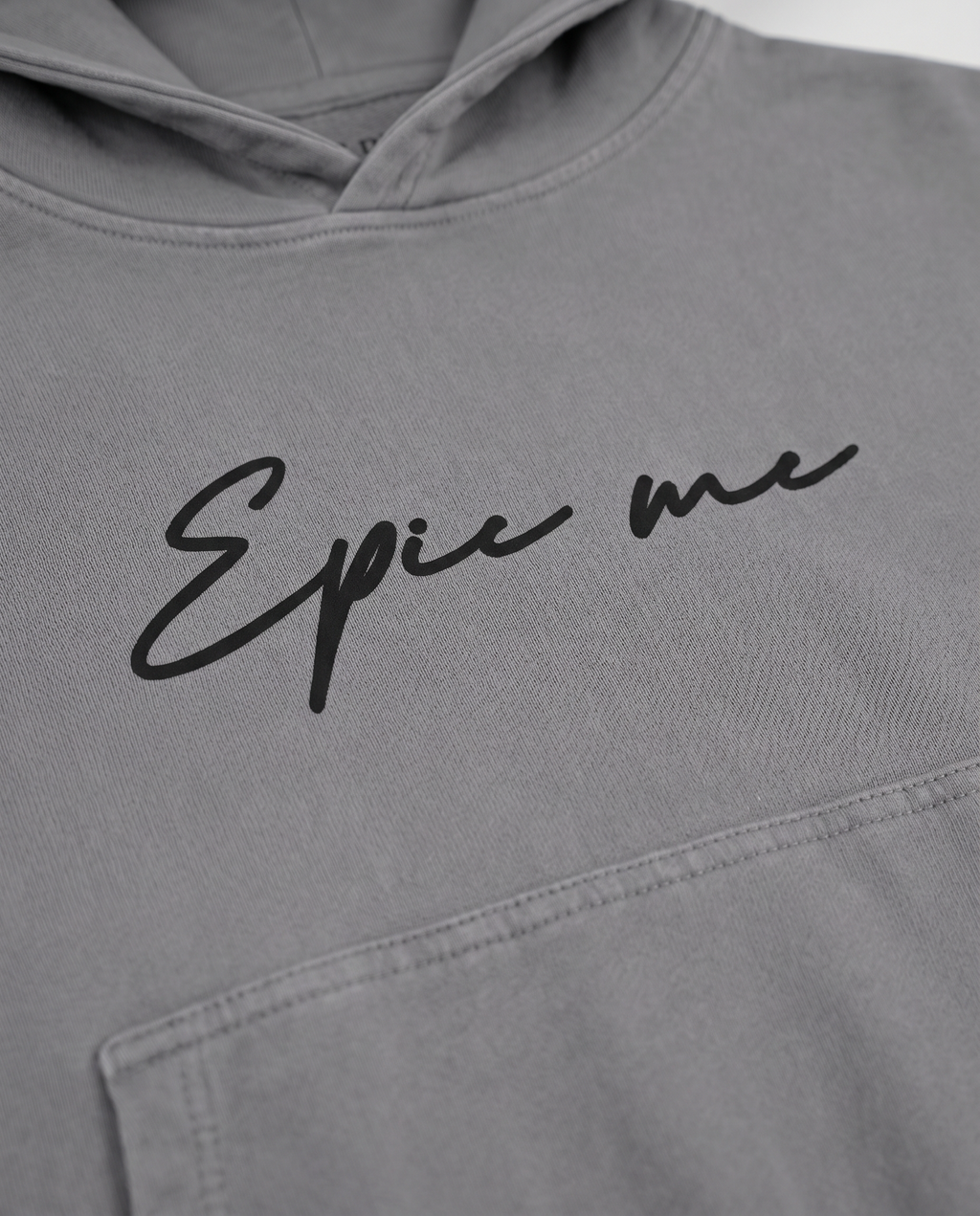Detalle logo manuscrito Epic me sudadera capucha boxy fit efecto lavado gris