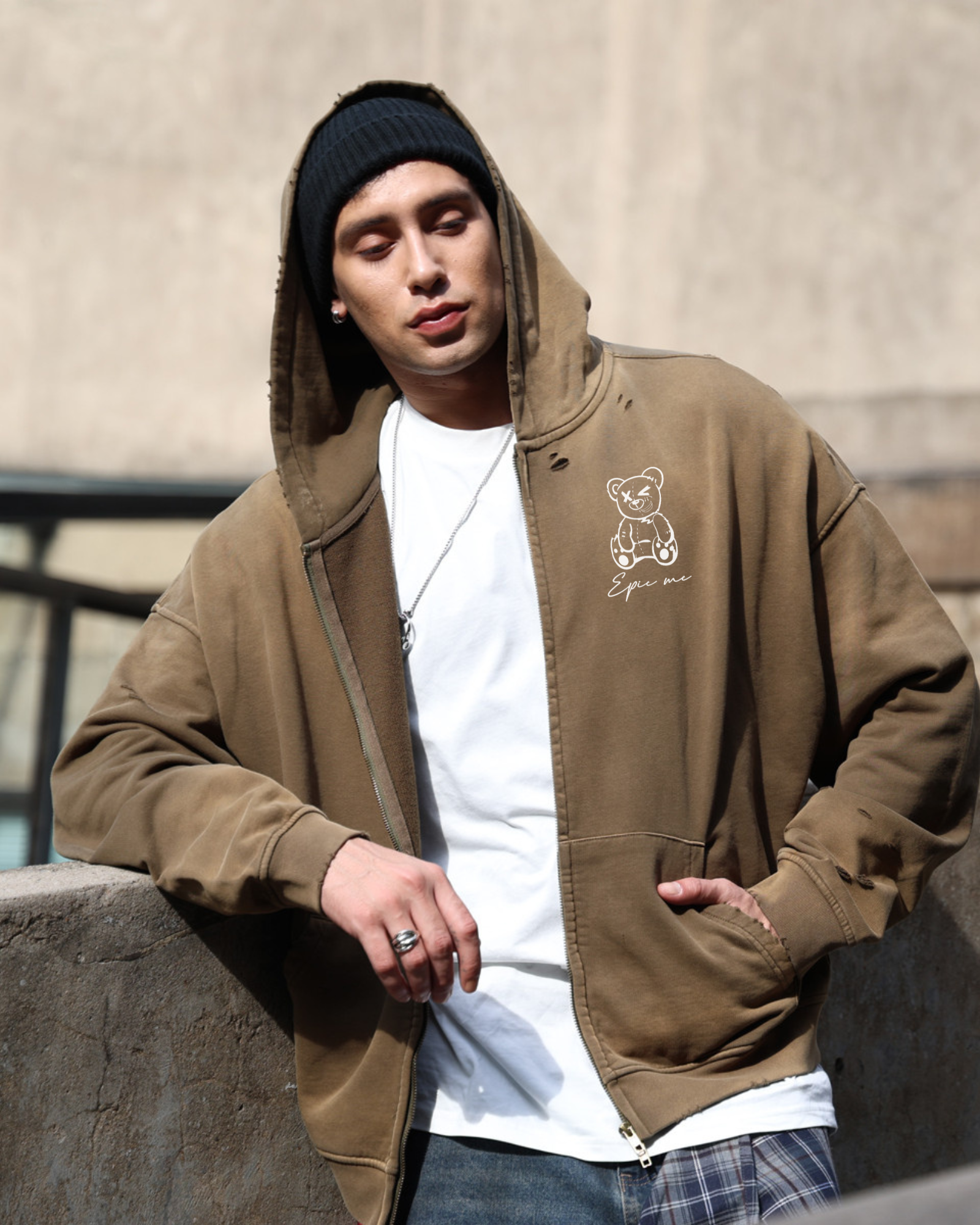 modelo con sudadera con capucha y cremallera marrón EPIC ME