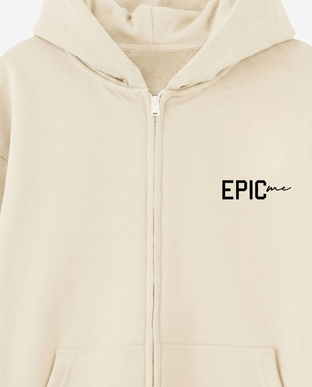 Detalle logo Epic Me y cremallera metálica sudadera zip oversize crudo hombre