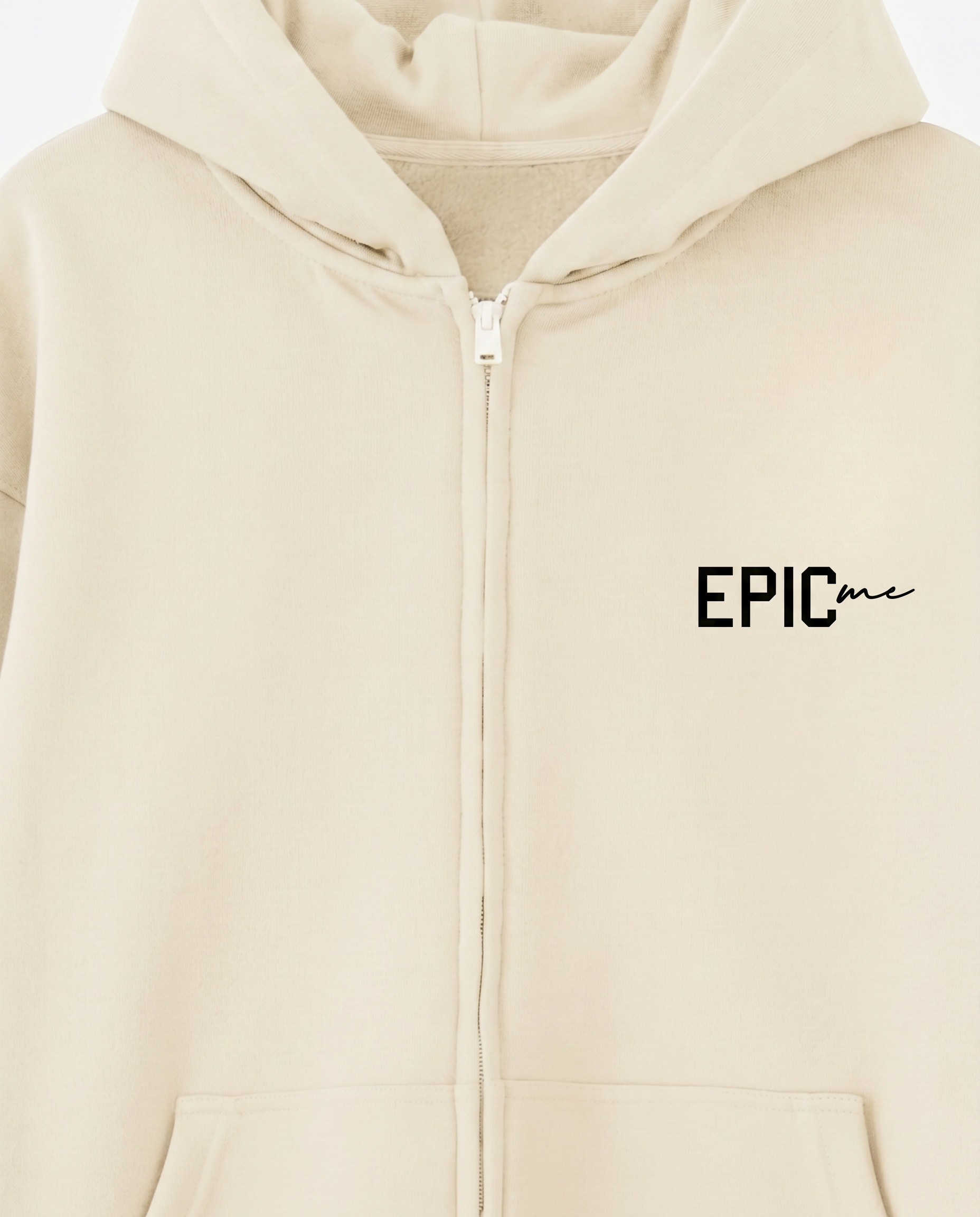 Detalle logo Epic Me y cremallera metálica sudadera zip oversize crudo hombre