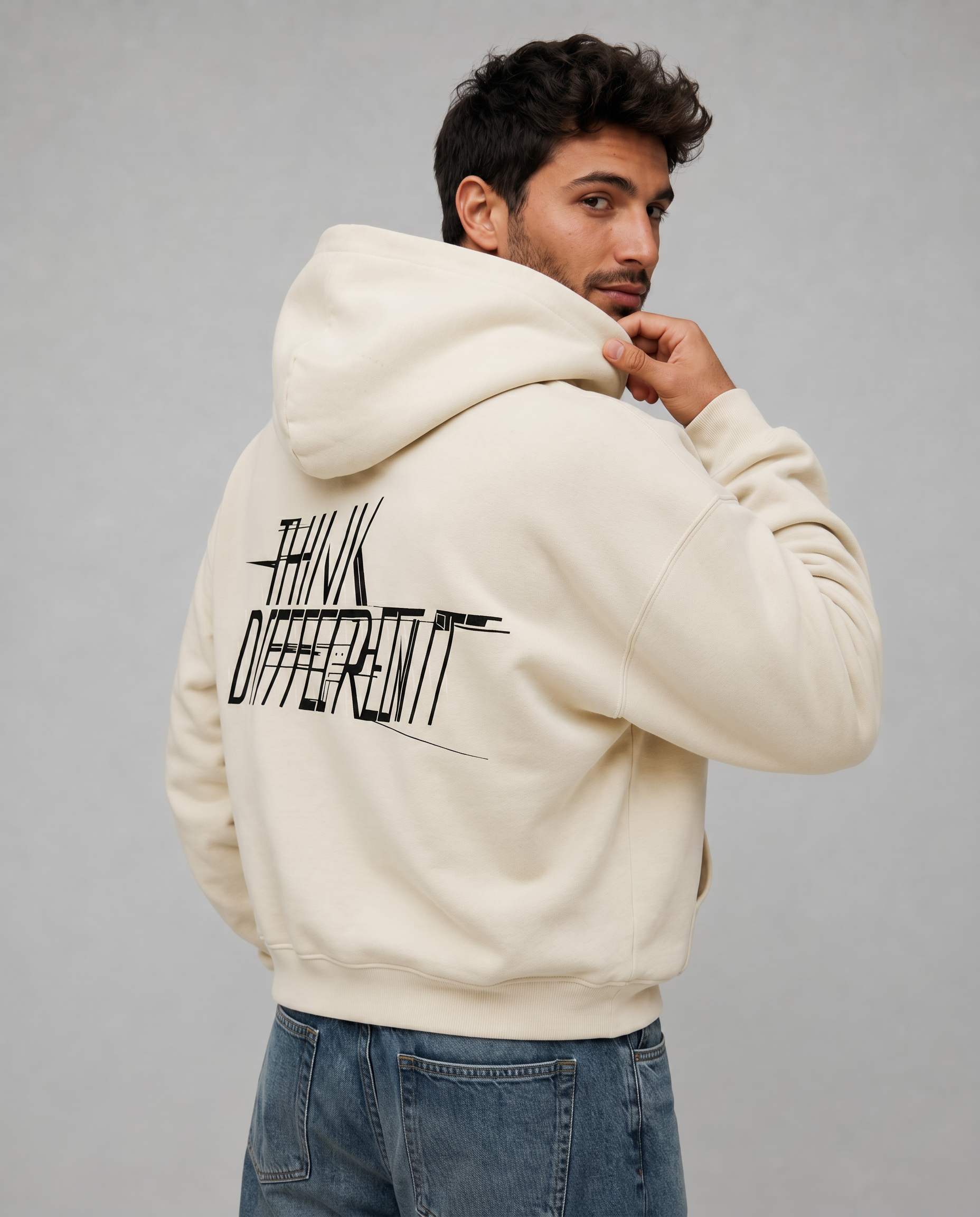 Modelo con sudadera cremallera oversize crudo espalda estampado Think Different Epic Me
